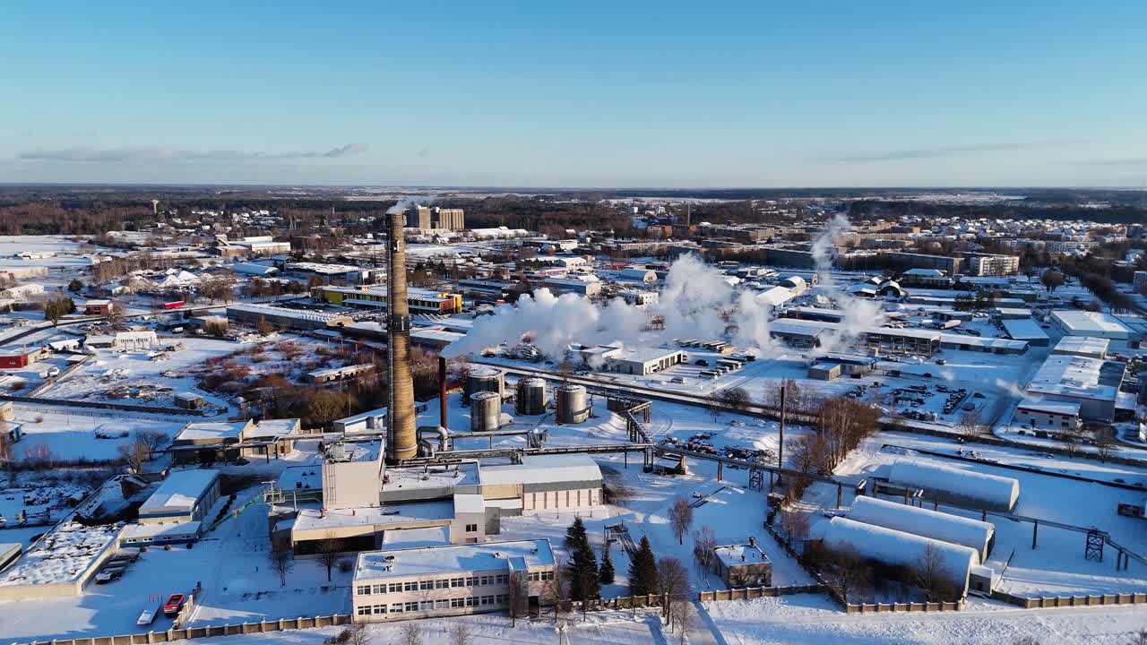 Rygende skorstene set ovenfra, snedækkede bygninger, Šilutė, Litauen