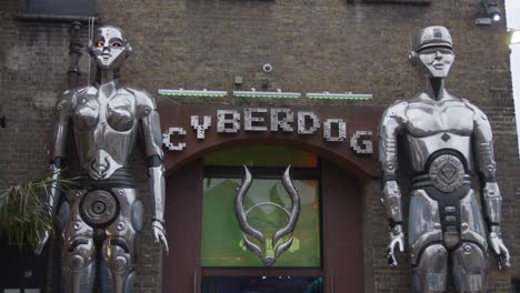 Estatuas-De-Robots-Fuera-De-La-Tienda-De-Moda-Cyberdog-En-Camden-Market,-Londres,-Gran-Bretaña.