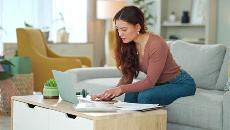mujer creativa que trabaja a distancia con una computadora portátil