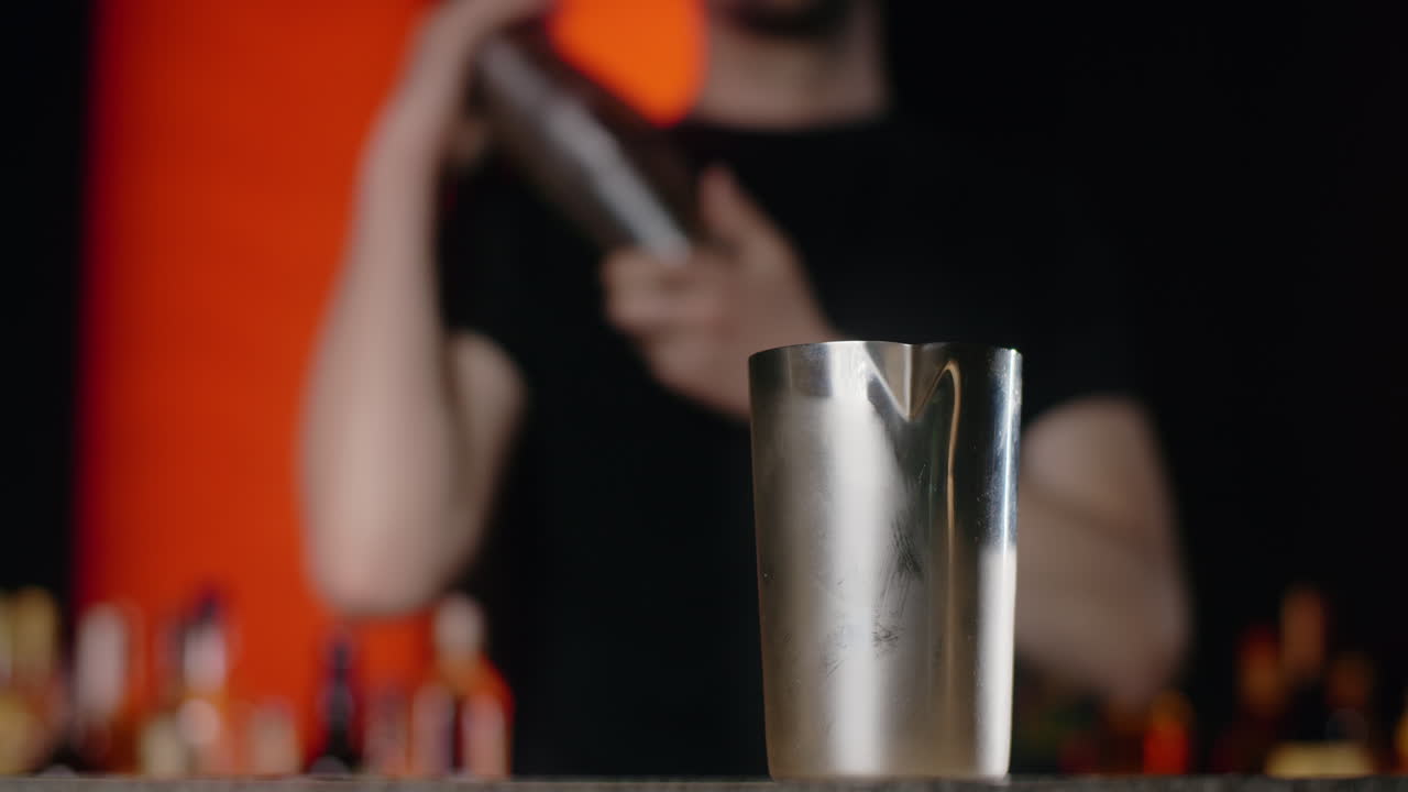 테일을 흔들고 있는 바텐더