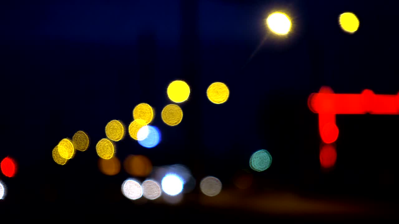 luces de tráfico bokeh por la noche en la ciudad