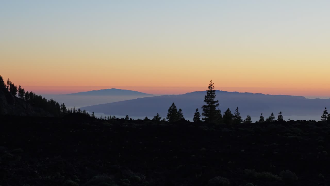 el cielo brillante del amanecer sobre el paisaje montañoso de la isla de tenerife, panorámica