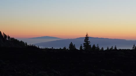 Cielo-Brillante-Del-Amanecer-Sobre-El-Paisaje-Montañoso-En-La-Isla-De-Tenerife,-Panorámico