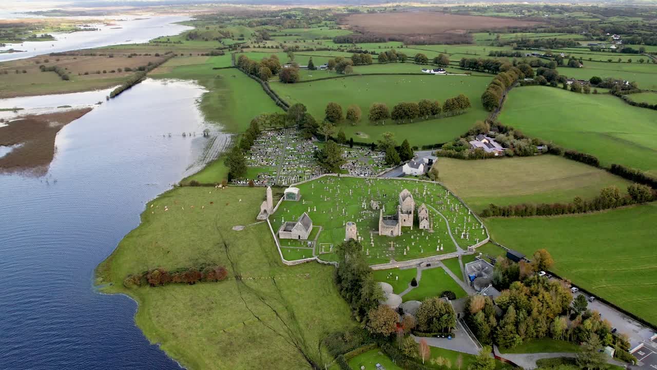 4k 드론은 아일랜드의 클론마크노이스 (clonmacnoise) 에서 홍수하는  ⁇ 논 강 유역을 보여줍니다.