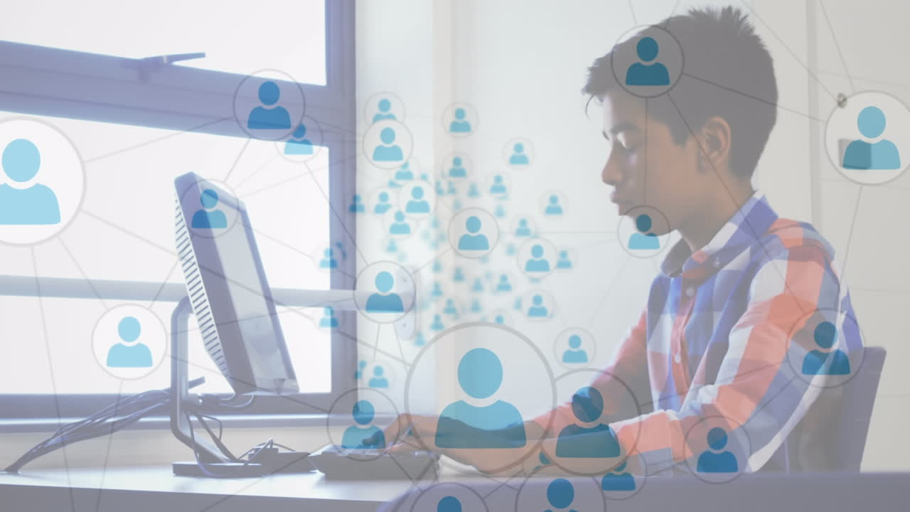 red de iconos de perfil contra el niño que usa la computadora en la escuela primaria