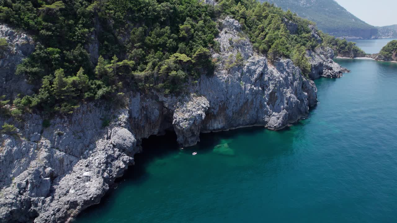 Vista aerea panoramica del paesaggio marino della spiaggia sabbiosa di Evia, meta di vacanza, con scogliere e acqua di mare cristallina, Grecia, Europa.