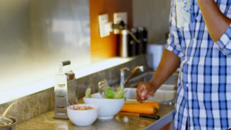 hombre mayor preparando verduras en la cocina 4k