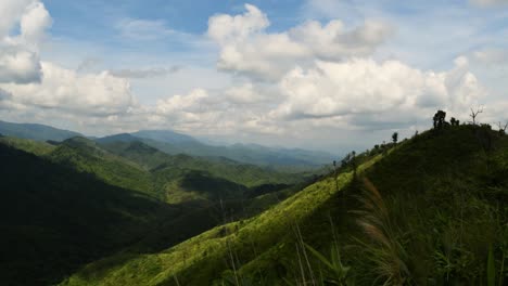 Wolken,-Die-Sich-Bewegen-Und-Schatten-Auf-Die-Berge-Werfen,-Ist-Ein-Zeitraffer,-Der-Von-Einem-Der-Höheren-Bergkämme-Des-Mae-wong-nationalparks-Im-Unteren-Norden-Thailands-Aufgenommen-Wurde