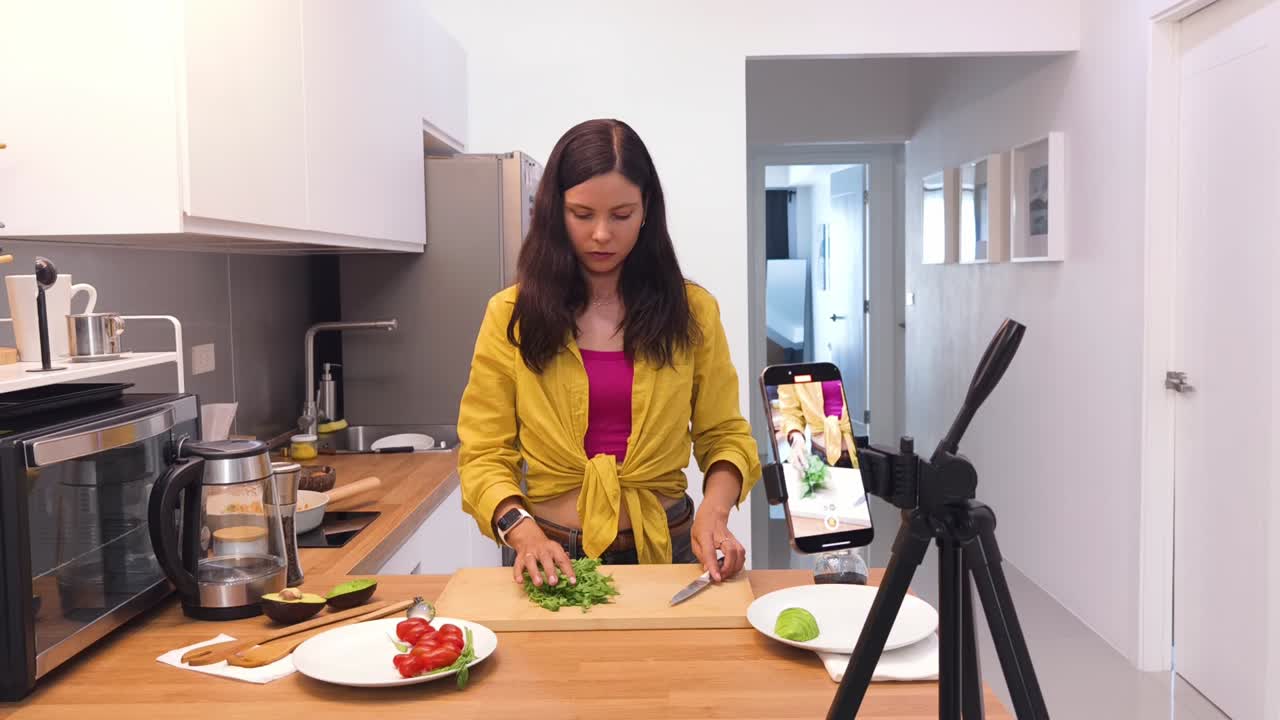 mujer cocinando una ensalada saludable