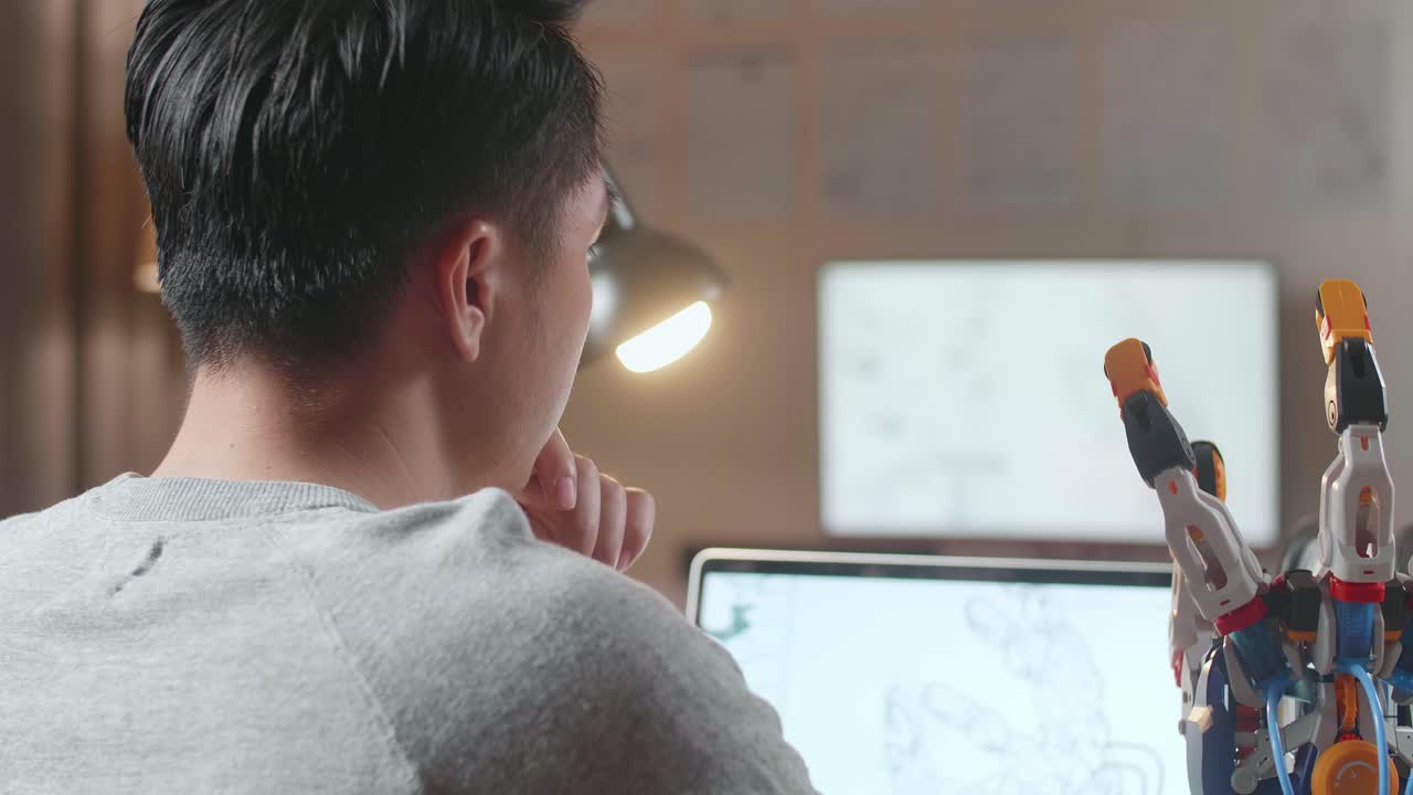 로 팔 설계에 종사하는 사람