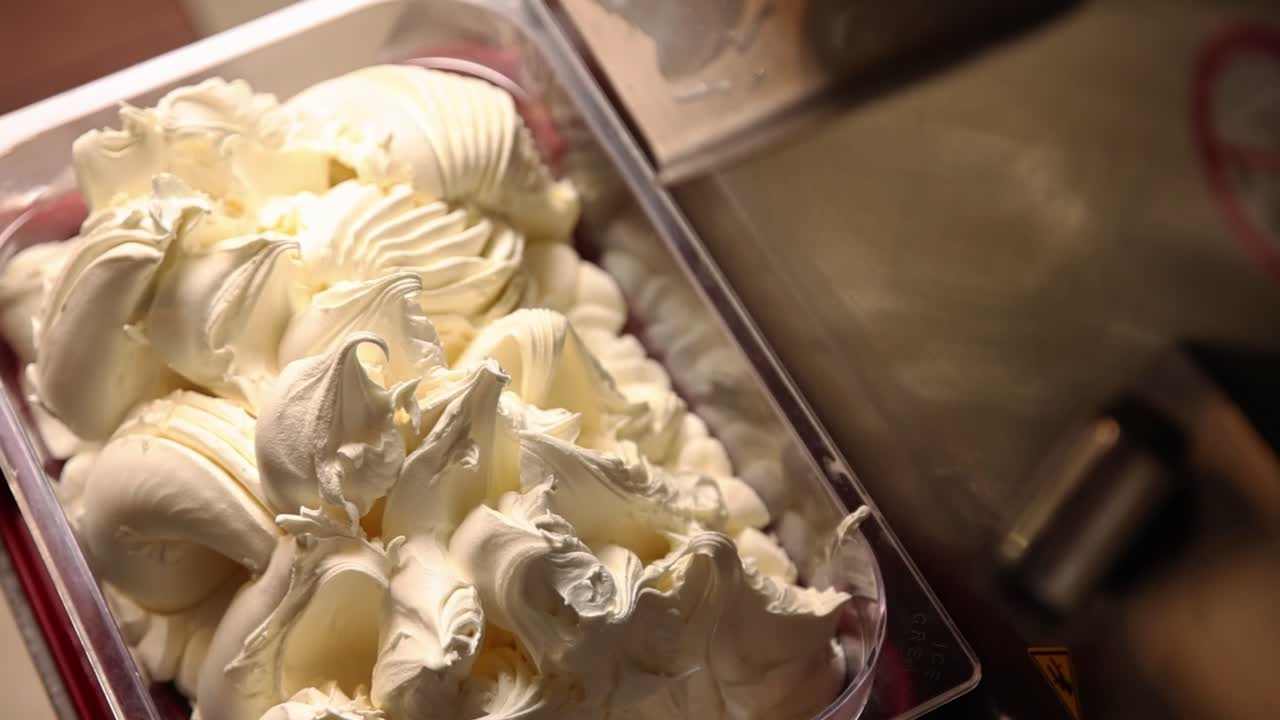 Primo piano di gelato bianco cremoso in un contenitore
