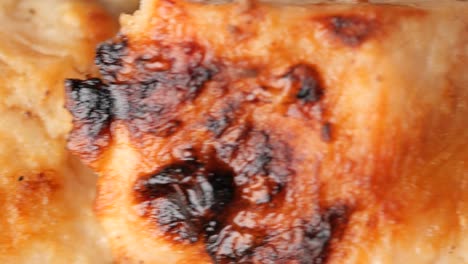 seekhab, pan y salsa en un plato