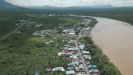 vista del dron de la ciudad de lingga, sri aman sarawak, malasia