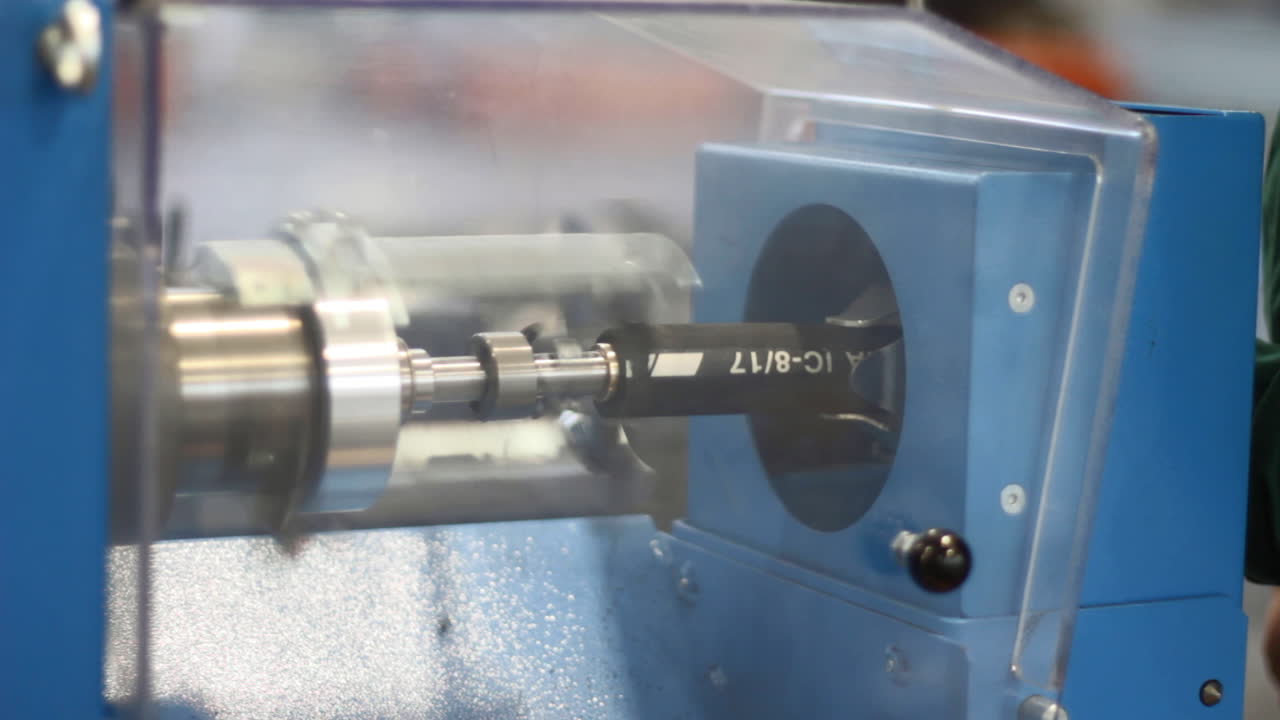 공장에서  ⁇ 는 기계에서 일하는 사람. 작업장에서  ⁇ 는 기계