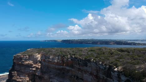 Vista-Impresionante-De-Los-Acantilados-En-El-Océano-En-Un-Hermoso-Día-Soleado