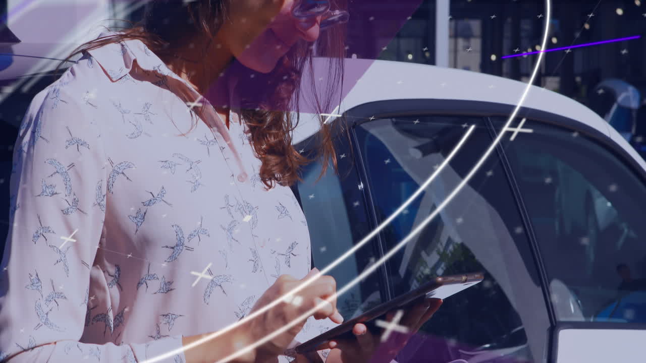 전기 자동차를 충전하는 백인 여성에 대한 데이터 처리의 애니메이션