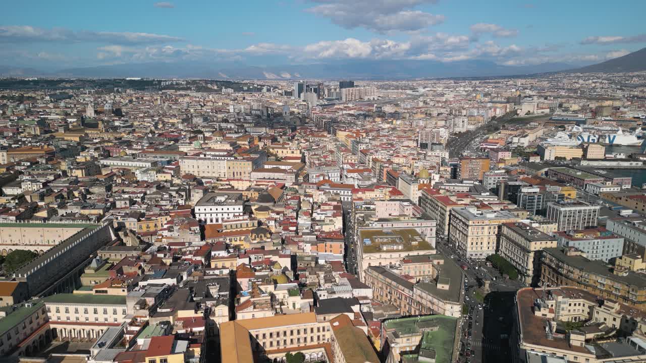 Napoli, Italia. Paesaggio urbano in una giornata tipica - Splendida ripresa in avanti con drone.