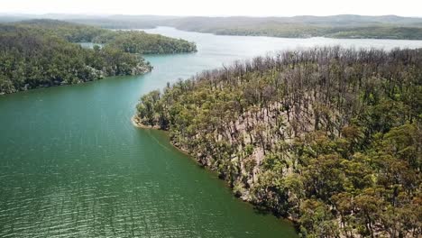 imágenes aéreas panorámicas inversas sobre la ensenada de mallacoota, en el este de victoria, australia, diciembre de 2020, un año después de que los incendios forestales afectaran la región