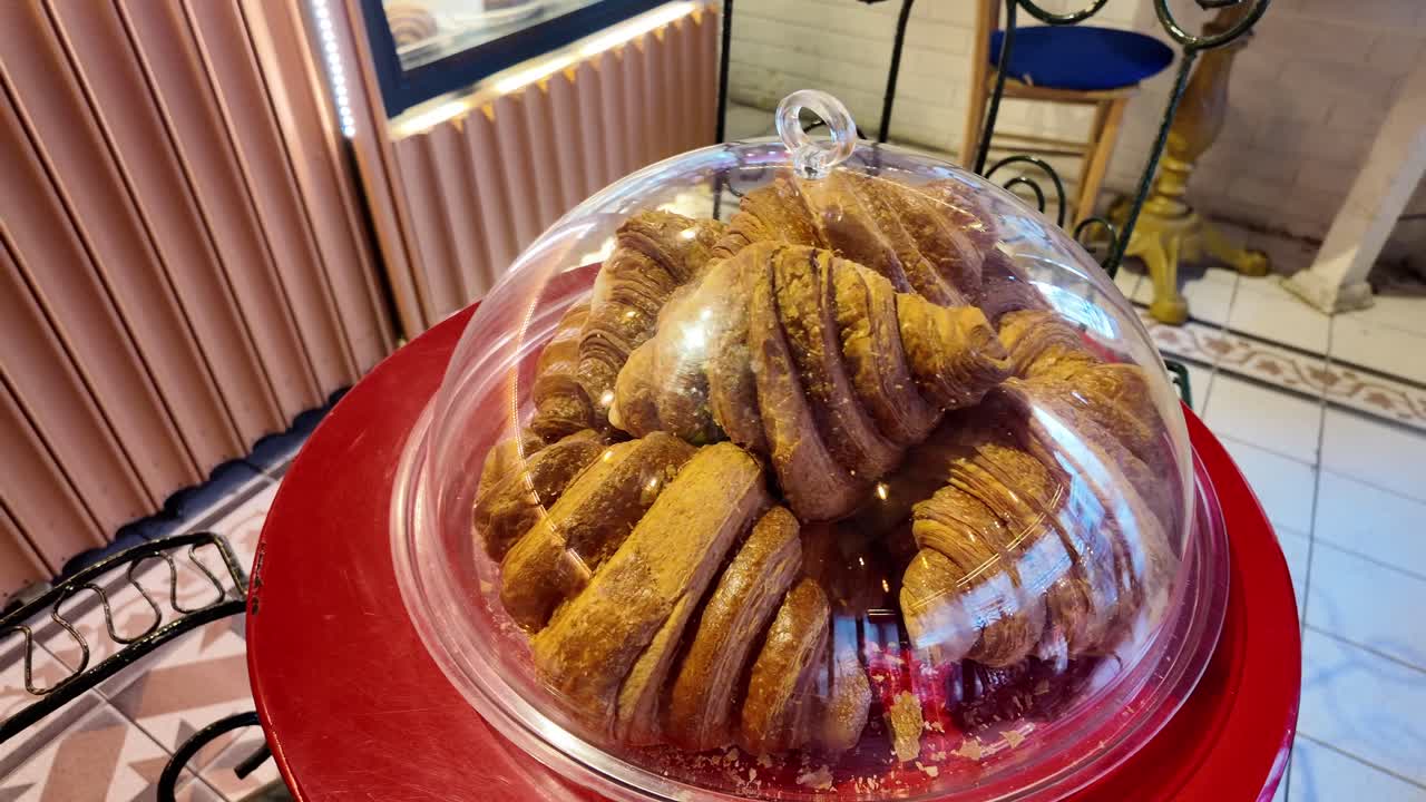 deliciosos croissants exhibidos en una panadería
