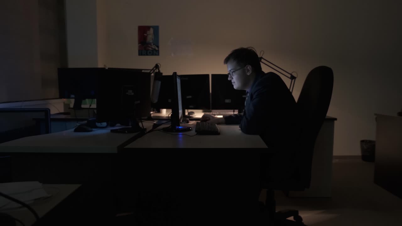 Persona che lavora fino a tarda notte in ufficio