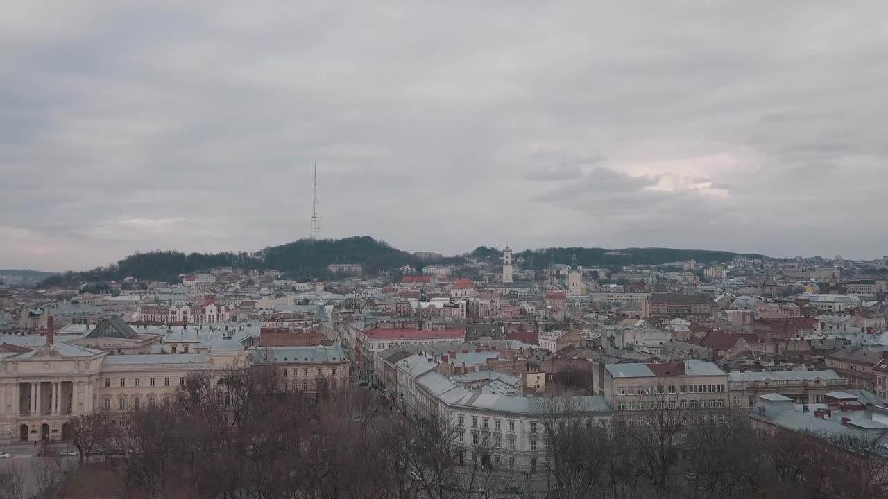 ciudad aérea de lviv, ucrania. ciudad europea. áreas populares de la ciudad