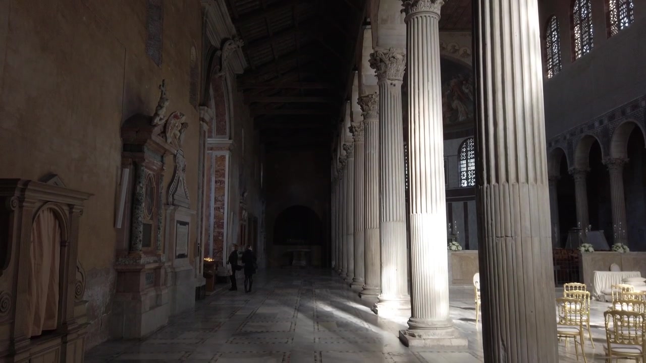 Interno della Basilica di Santa Sabina all'Aventino, la più antica chiesa romana situata a Roma nel quartiere dell'Aventino, uno dei 7 colli dell'antica Roma. Movimento di tilt verso il basso
