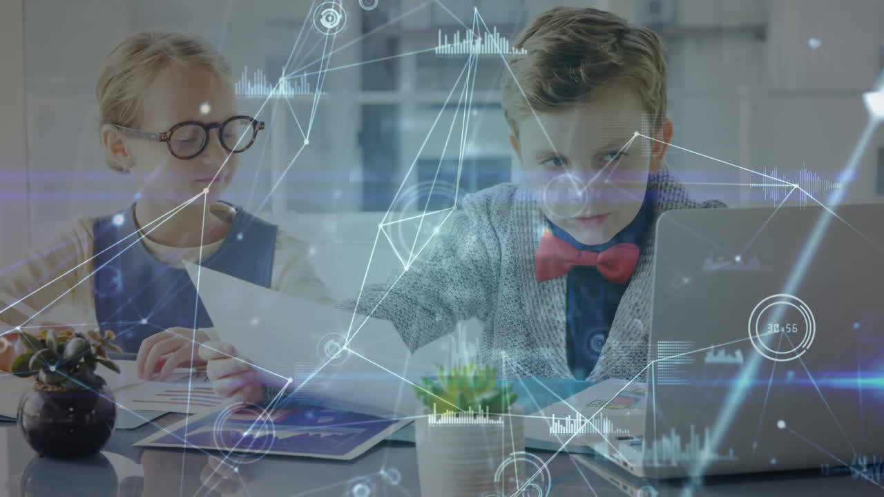 математические уравнения над молодой группой, работающей на ноутбуке.