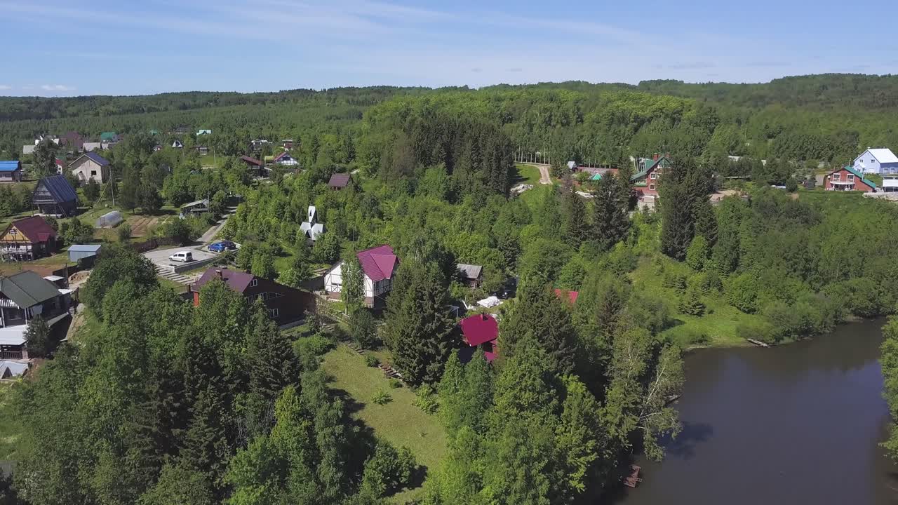 숲 과 호수 가 있는 마을 의 공중 사진