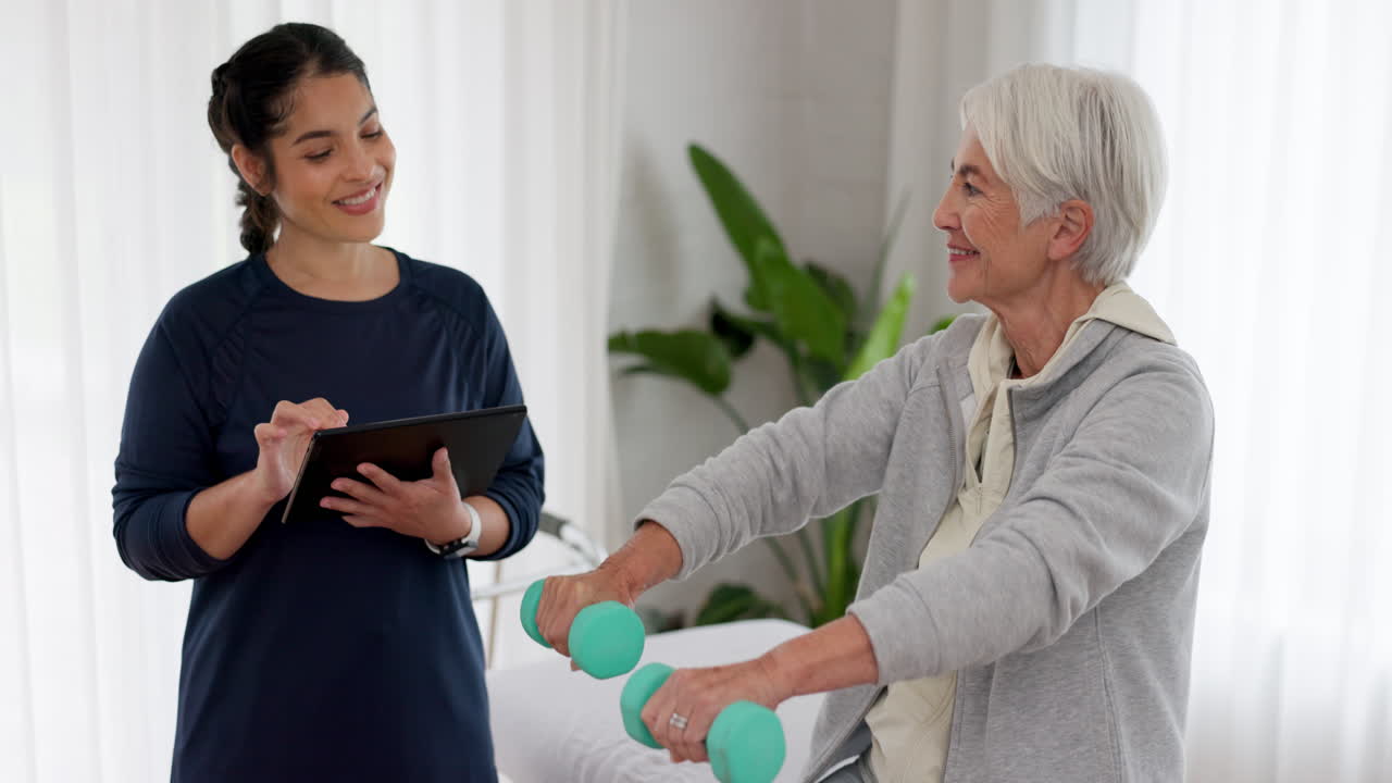 물리치료 태블릿, 시니어 행복한 여성