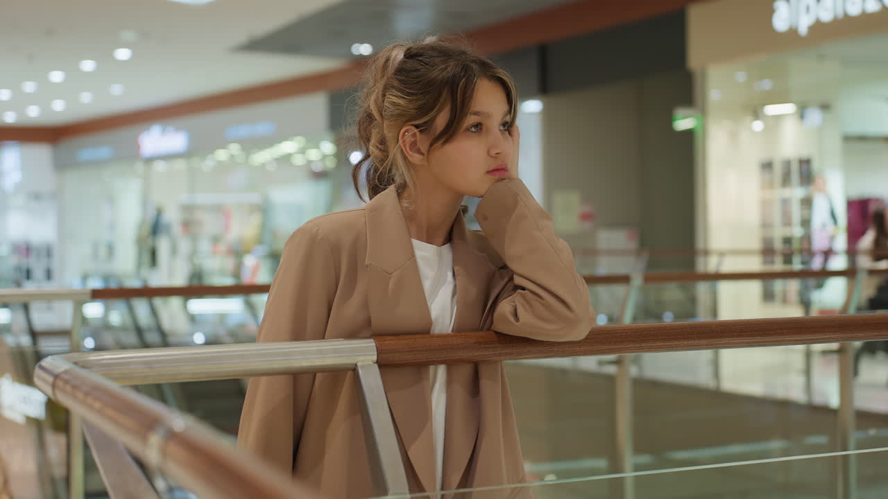 세련된 옷차림을 선보이는 시크한 여성, 트렌디한 소매점 환경에서 현대 패션을 선보이는 모델, 스타일리시한 상점 분위기에서 현대적인 옷차림을 자신감 있게 보여주는 패셔너블한 여성 모델