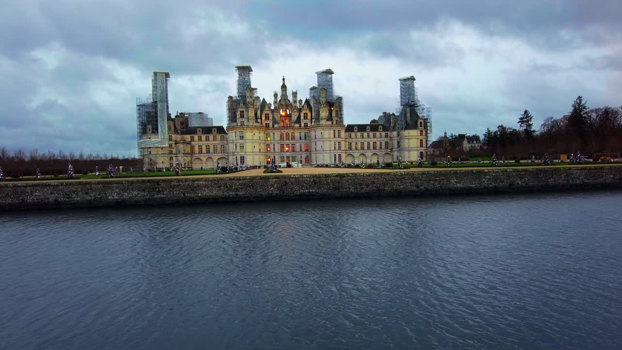 Vista dello Château de Chambord con i giardini e il fossato della fortezza circostante, tempo nuvoloso, Francia