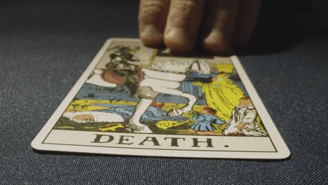 Nahaufnahme-Einer-Person,-Die-Tarotkarten-Liest-Und-Die-Todeskarte-Auf-Den-Tisch-Legt