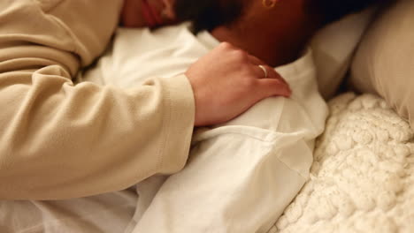 una pareja acurrucada en la cama, mostrando amor y afecto el uno por el otro.