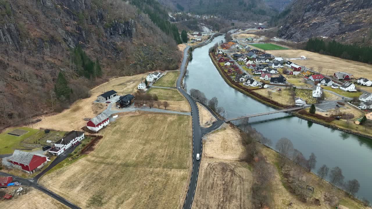노르웨이의 모달렌에 있는 서스펜션 브릿지를 향한 색 밴 드라이브, 공중