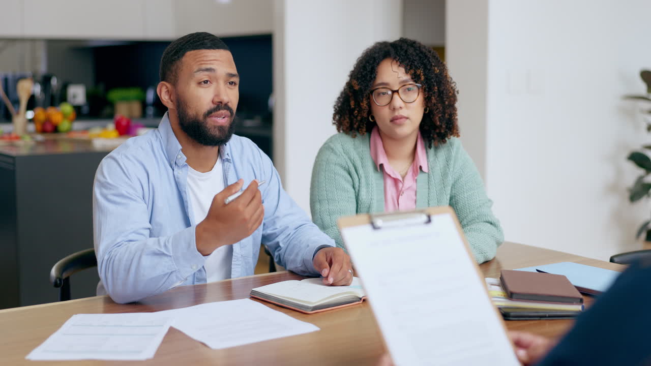 pareja, discusión o documentos con un abogado