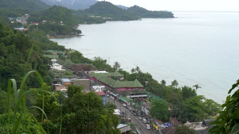 alejar la toma, de un pequeño pueblo, en la playa de arena blanca, en un día nublado, en koh kood, tailandia, asia