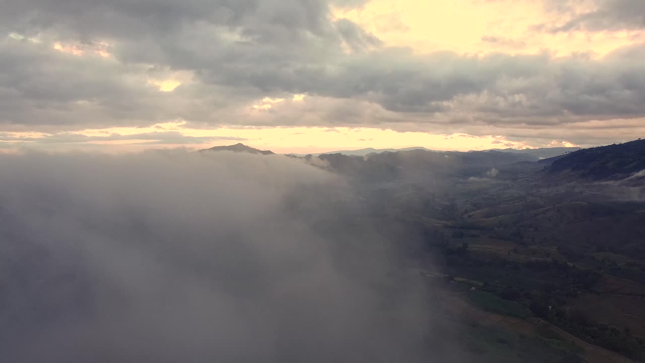 dji pt4에서 촬영한 로이 지방, 태국 및 마운틴 뷰의 공중 촬영