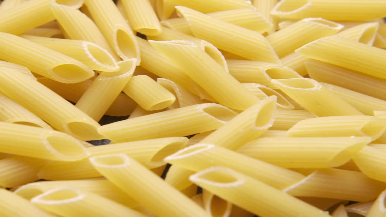 variedad de tipos y formas de pasta italiana seca en un cuenco.