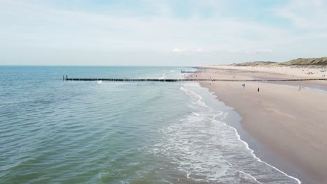 Lange-Buhnen-An-Einem-Strand-In-Den-Niederlanden