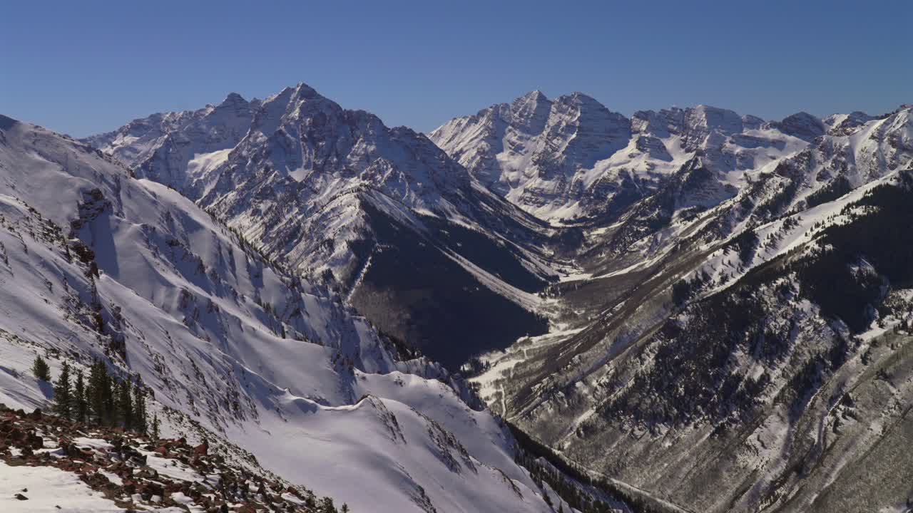 Stazione sciistica Aspen Highlands Bowl, sci alpinismo, snowboard fuoripista, terreno alpino ripido ad alta quota, vista panoramica del paesaggio del Colorado, area selvaggia Maroon Bells Capital Peak, cielo blu, inverno, neve alta, soleggiato, statico.