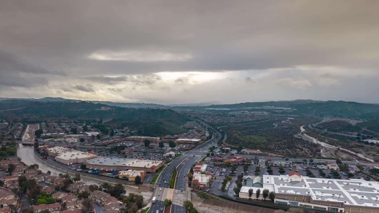Timelapse aereo sopra le nuvole all'alba