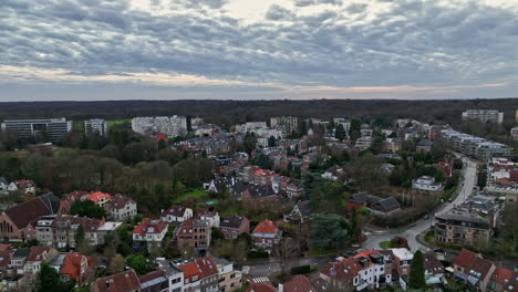 Der-Graue-Himmel-Beleuchtet-Das-Stadtbild-Von-Brüssel:-Eine-Mischung-Aus-Geschichte-Und-Häusern