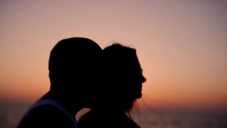 silueta de la pareja al atardecer