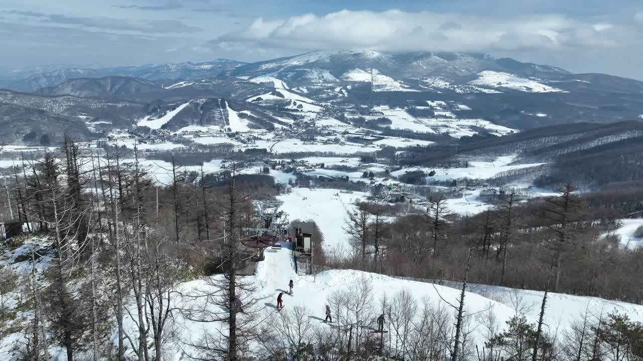 산 꼭대기 의 의자 엘리베이터 의 드론