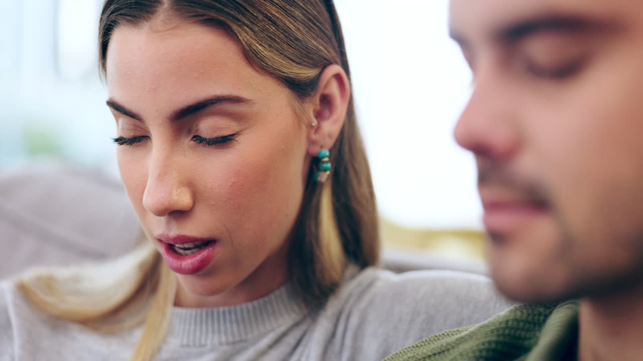 성서, 기도 및 커플이 소파에서 손을 잡고