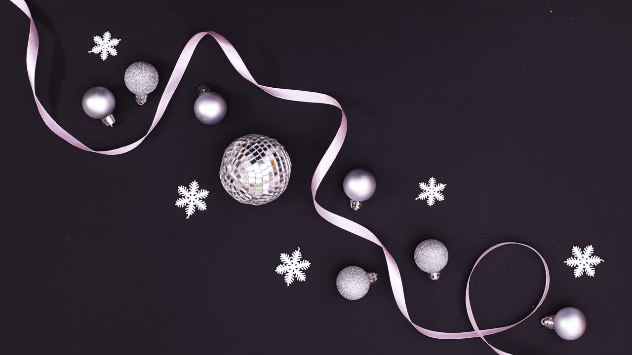 크리스마스 실버 장식품, 스노우플레이크 및 리본은 검은 테마에 나타납니다.