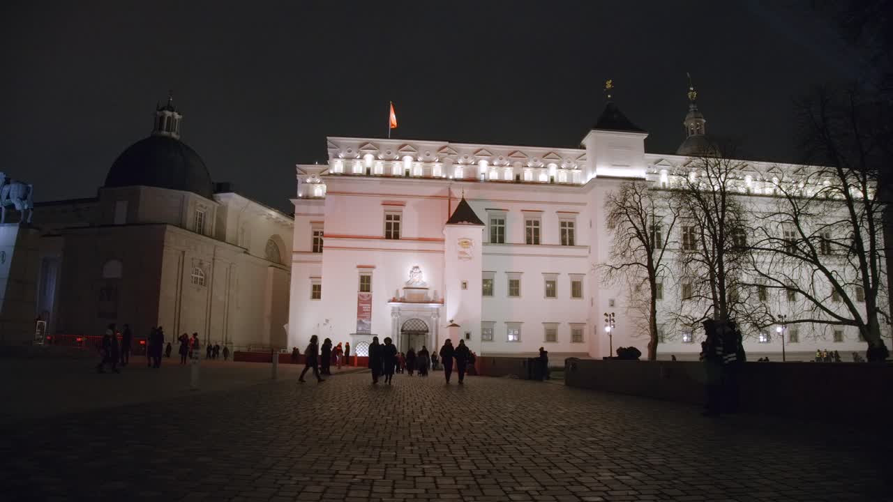 palacio en ciudad centroeuropea iluminada por la noche