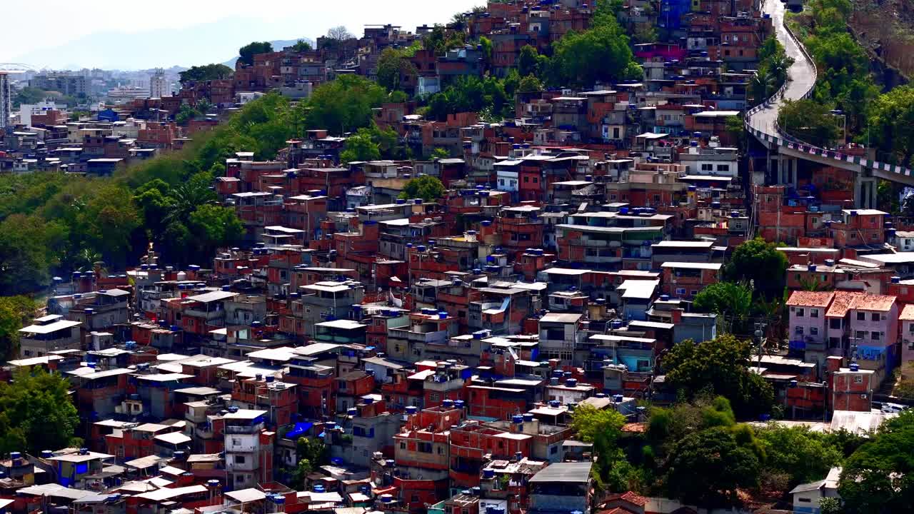 거리는 고, 벽은 지만, 사람들의 정신은 내부에서 빛납니다.