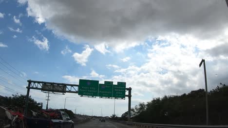 conduciendo desde el lado oeste de oahu donde es más seco hacia honolulu