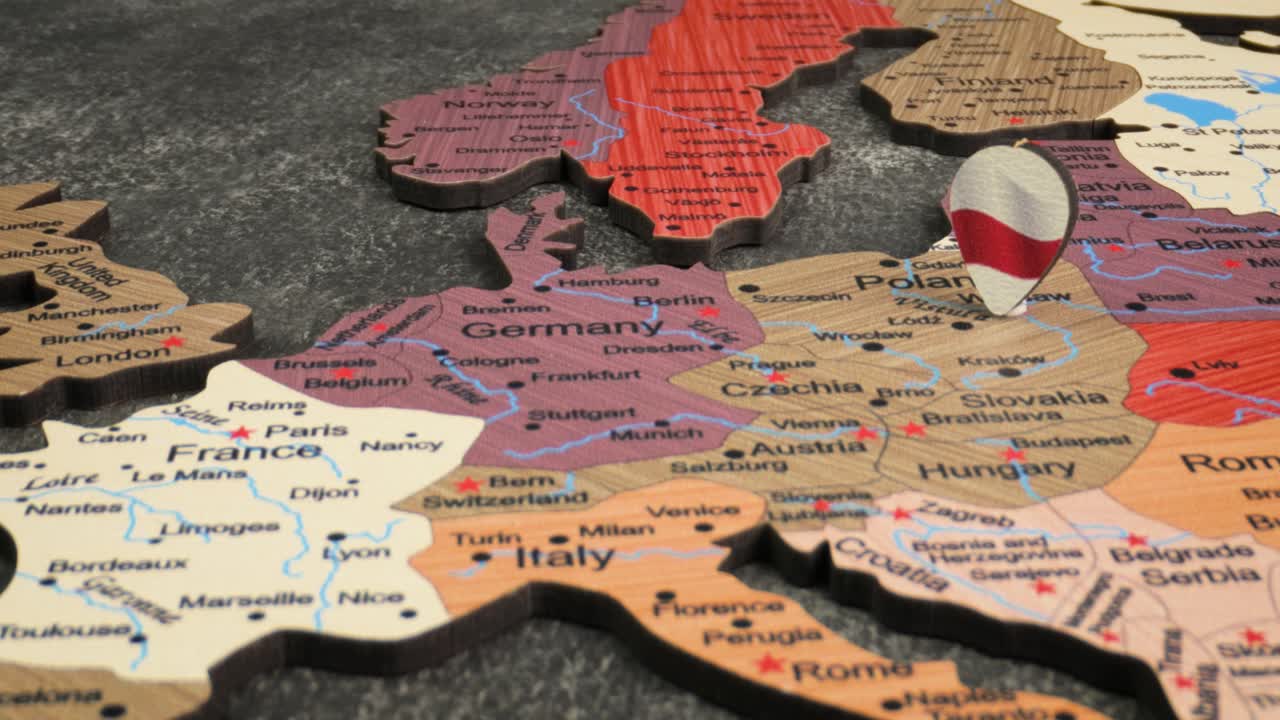 폴란드 - 세계 지도에 초록색 푸시핀으로 여행 개념. 지도에 있는 위치 지점은 폴란드의 수도인 바르샤바를 가리킨다.